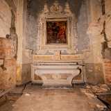 Entrando si notano subito l�altare in pietra decorata con un quadro secentesco che ritrae San Martino...